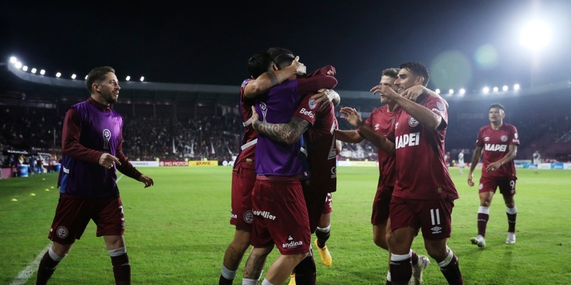 Cầu thủ Lanús trước giờ bóng lăn