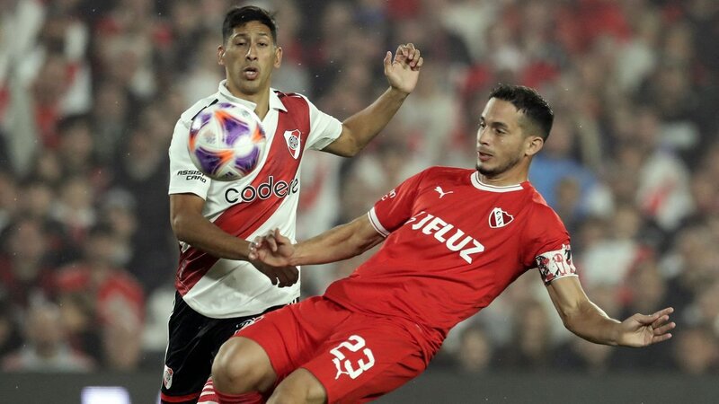 Independiente thi đấu rực lửa trên sân cỏ