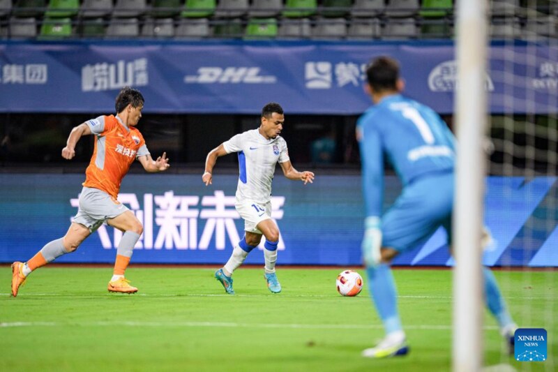 Shenzhen FC tấn công mãnh liệt trên sân cỏ